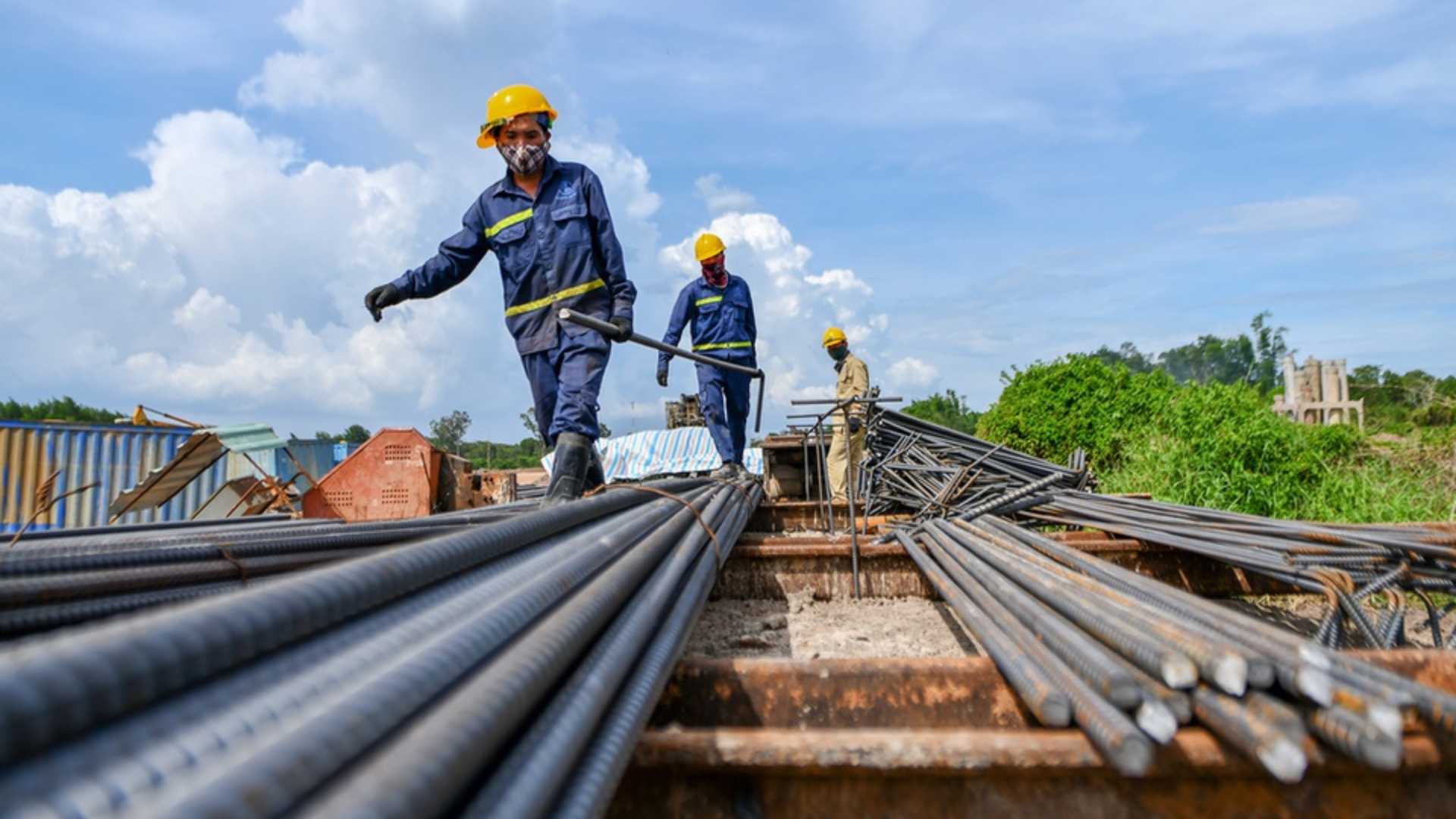 Công nhân gia công cốt thép tại Cầu Xuân Hiệp 3 thuộc gói thầu số 3 của dự án