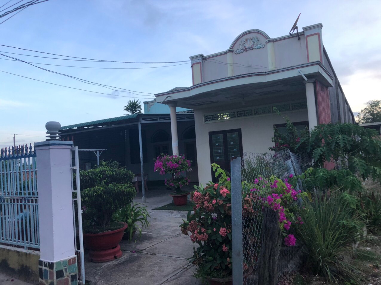 Nhà phố Lagi - Nhà mặt tiền hẻm thông cách Nguyễn Chí Thanh 50m gần chợ Bình An, dân cư đông