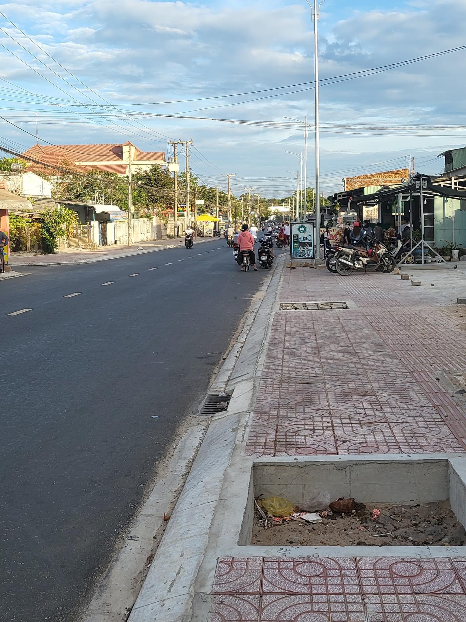 Nhà phố Lagi - Mặt tiền Nguyễn Trường Tộ, nằm ngay vị trí đông dân cư, thuận tiện kinh doanh